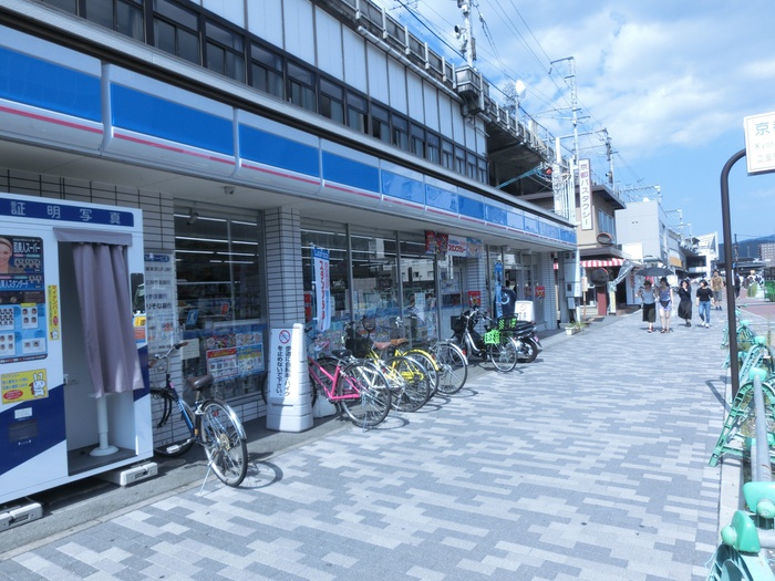 コンビニ　ローソン 京都駅八条口店（コンビニ）まで400m