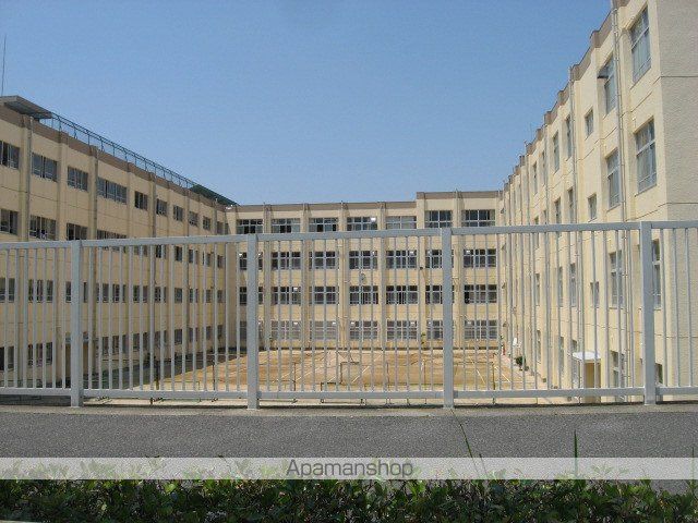 中学校　高槻市立芝谷中学校（中学校）まで662m