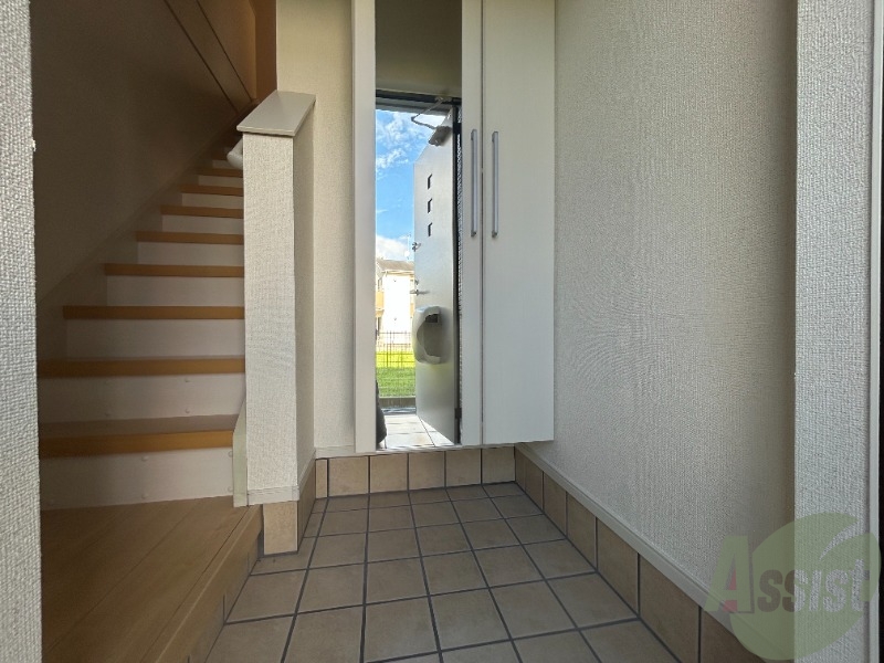 玄関　玄関からの様子です。すぐ部屋が見えないのは安心ですね。