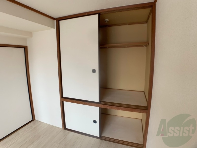 収納　収納を開けてみました。奥行きがありますね。