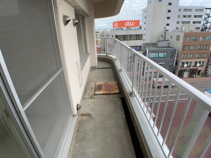 バルコニー　こちらはバルコニー。洗濯物が干せるようになっています。