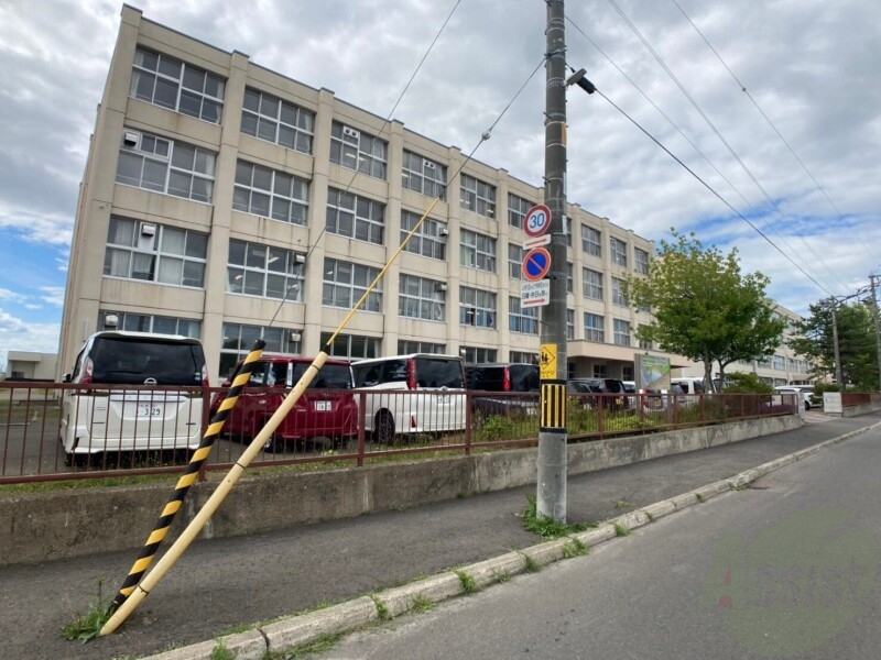 中学校　札幌市立新琴似中学校（中学校）まで917m