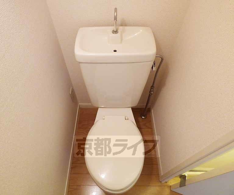 トイレ　便利な手洗い場付きです