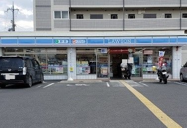 コンビニ　ローソン　草津南笠東三丁目店（コンビニ）まで217m