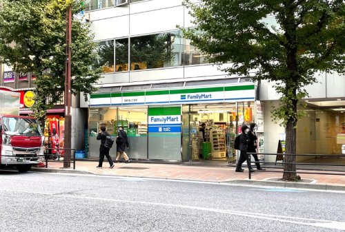 コンビニ　ファミリーマート 新宿七丁目店（コンビニ）まで486m