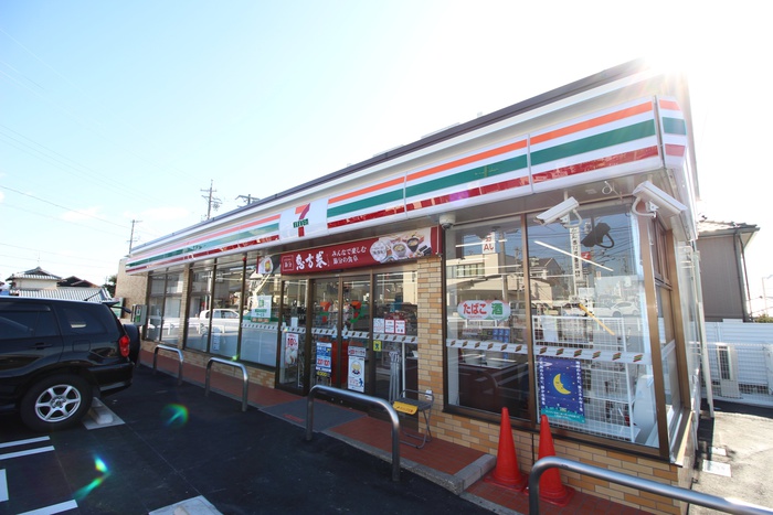 コンビニ　セブンイレブン（コンビニ）まで640m
