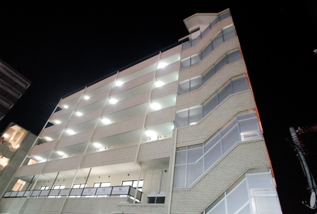 建物外観　この写真のみ夜に撮影しました
