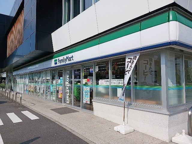 コンビニ　ファミリーマート（コンビニ）まで800m