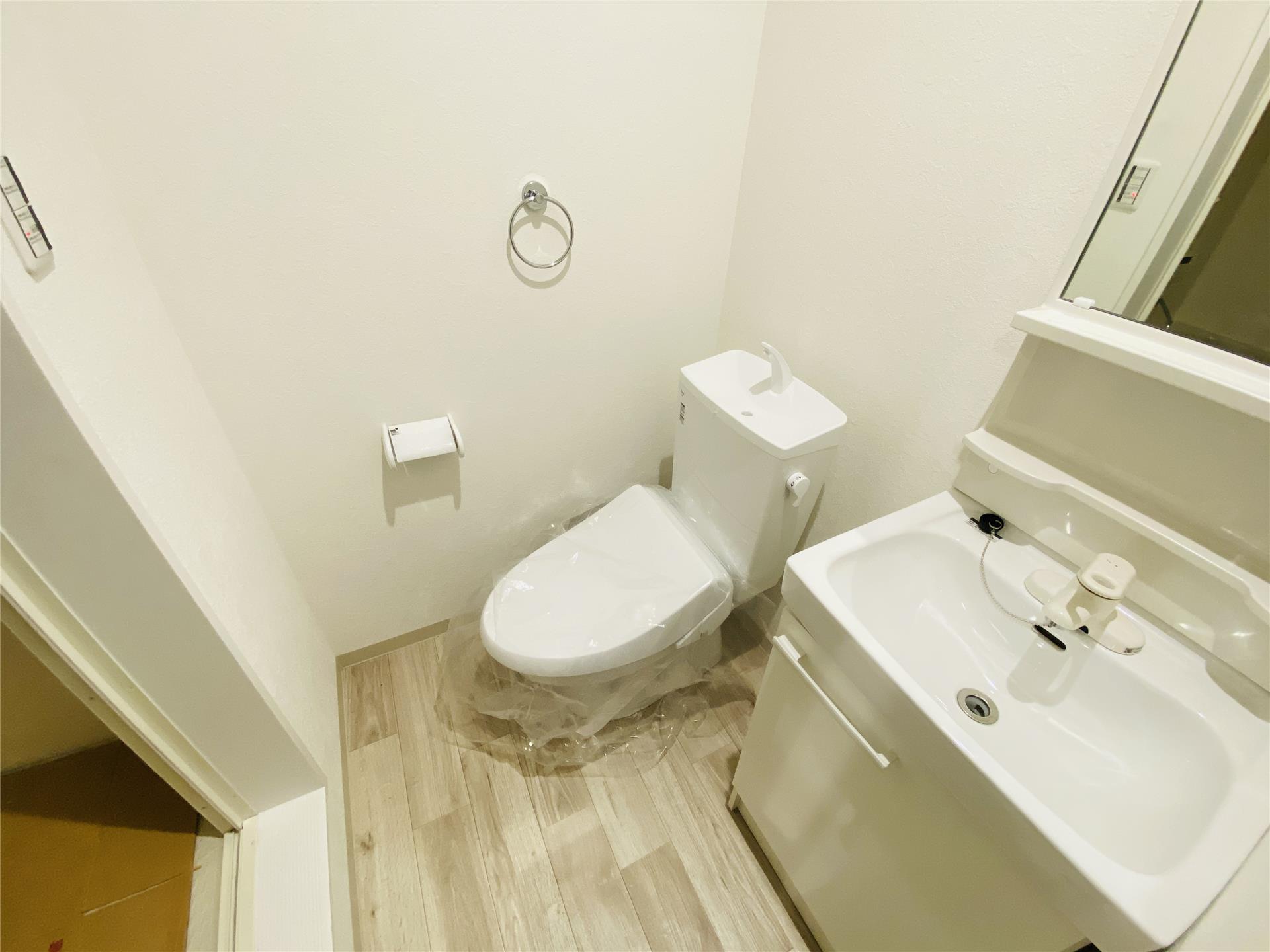 トイレ　温水洗浄便座付き！お掃除楽々な洋式トイレです♪