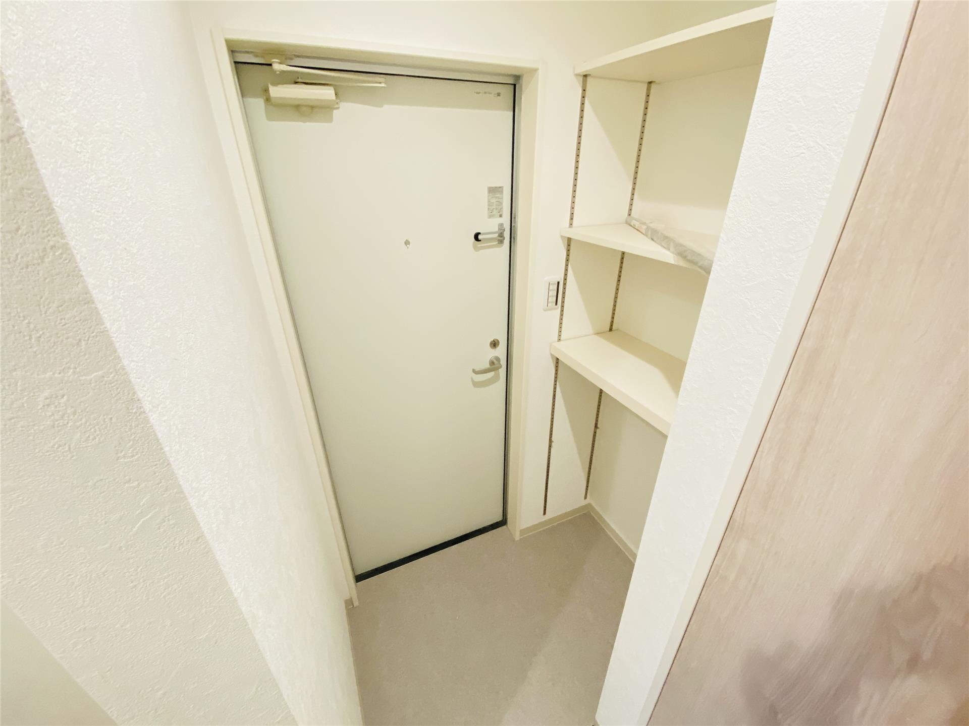 玄関　高さ調整できる可動棚が設置された玄関♪