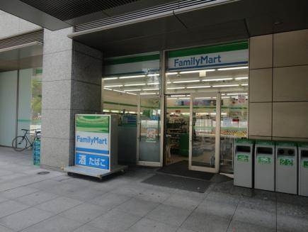 コンビニ　ファミリーマートアーク八木ヒルズ店（コンビニ）まで187m
