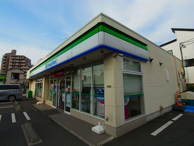 コンビニ　ファミリーマート西新井2丁目店（コンビニ）まで312m