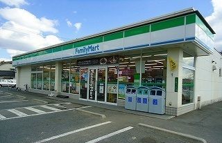 コンビニ　ファミリーマート（コンビニ）まで700m