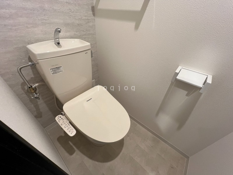 トイレ　嬉しい温水洗浄便座付きのトイレです。
