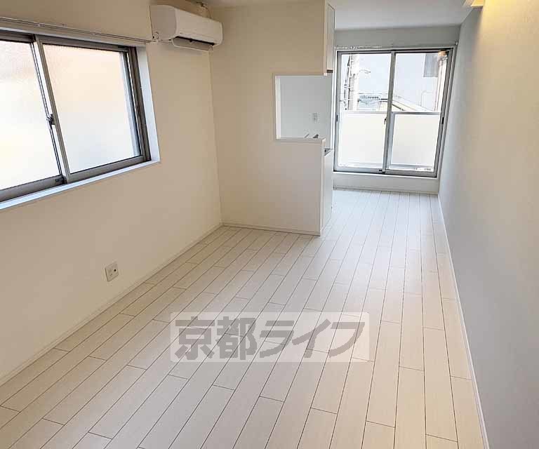 居室・リビング　奥行きのあるきれいなお部屋です・