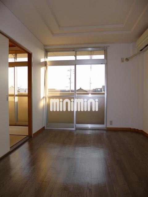 居室・リビング　南向きの明るい日差しが差し込むお部屋です。