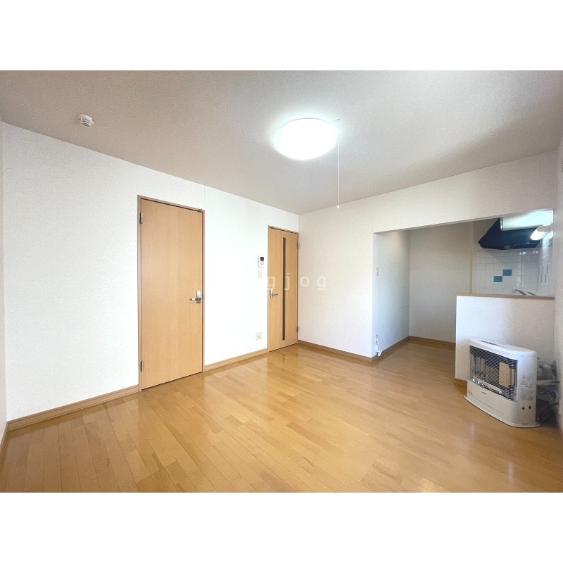 居室・リビング　明るい綺麗な床のリビングです。