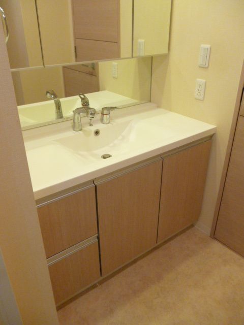 洗面設備　写真は同タイプ住居です。