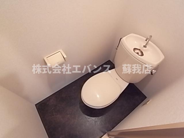 トイレ　落ち着いた色調のトイレです