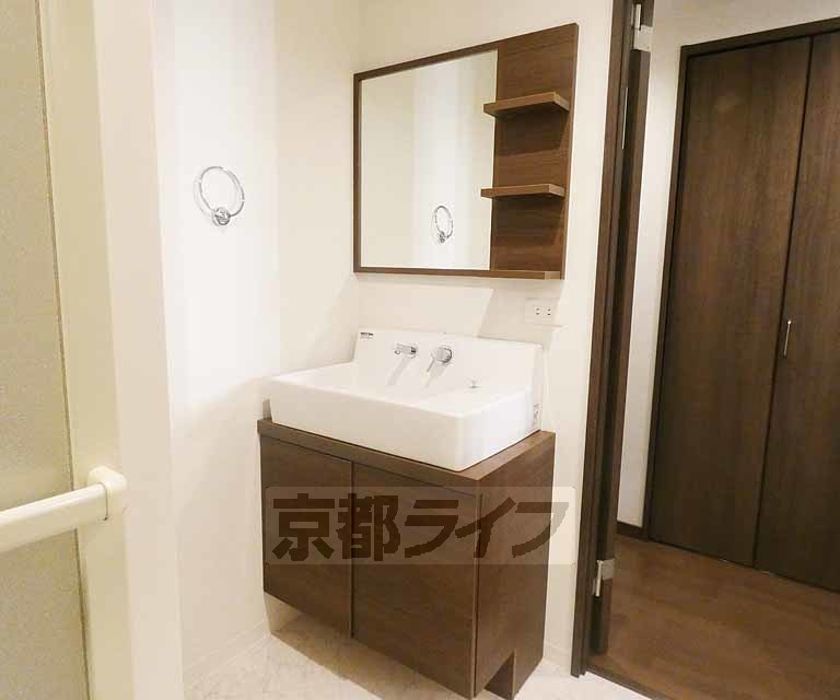 洗面設備　独立洗面台付きです。