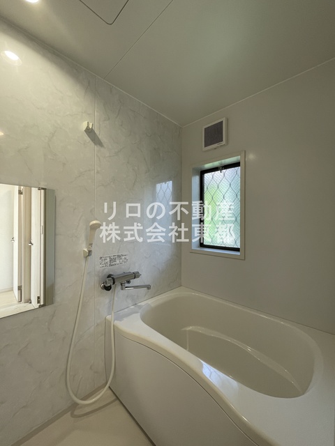 バス・シャワールーム　窓付きのバスルーム♪換気もできて気持ちいいですね♪
