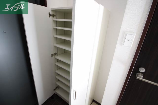 玄関　別のお部屋の写真です。実際とは異なります。