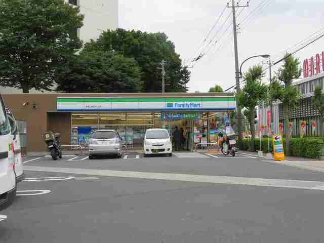コンビニ　ファミリーマート（コンビニ）まで650m