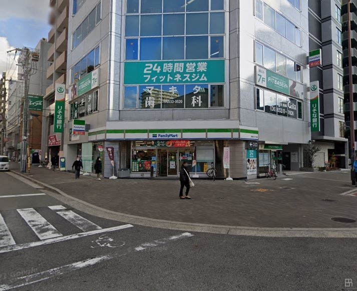 コンビニ　ファミリーマート南堀江三丁目店（コンビニ）まで142m