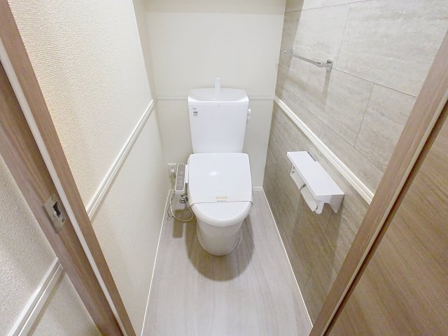 トイレ　掲載写真は同型モデルを掲載しており実際のお部屋と仕様等が異な