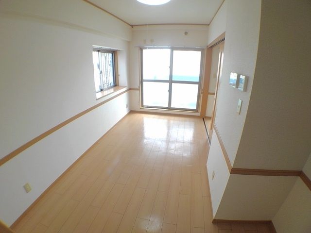 ソレイユYJの居間写真