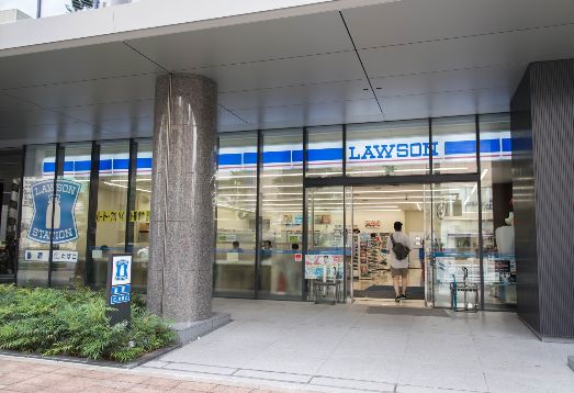コンビニ　ローソン上野中央通店（コンビニ）まで63m