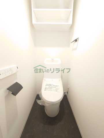 トイレ　※参考写真　同タイプ（間取り）の502号室の写真となります。