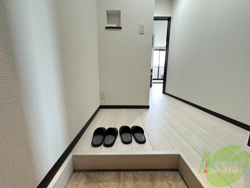 玄関　こちらは玄関になります。扉を開けるととても明るいですね。