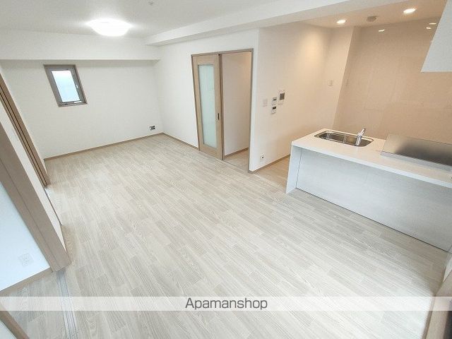 地下鉄御堂筋線 江坂駅 徒歩10分 10階建 新築の居間写真