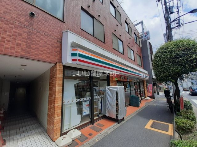 コンビニ　セブンイレブン牛込北町店（コンビニ）まで61m