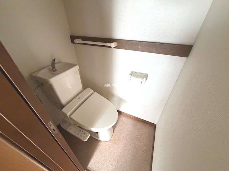 京王線 柴崎駅 徒歩10分 2階建 築32年のトイレ写真