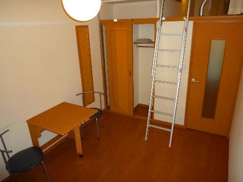 レオパレスグリーンライトの居間写真
