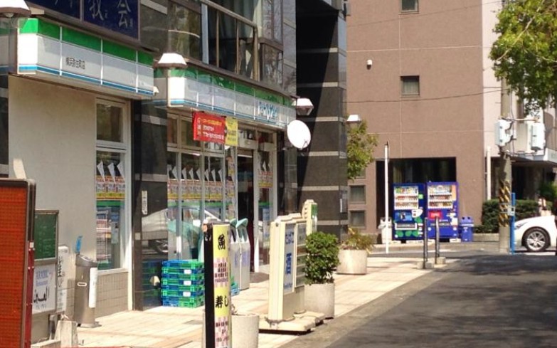 コンビニ　ファミリーマート 横浜弥生町店（コンビニ）まで111m
