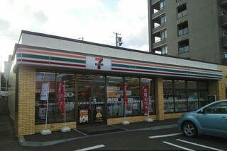 コンビニ　セブンイレブン（コンビニ）まで220m