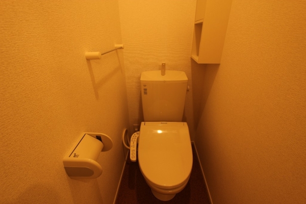 トイレ　温水シャワー付きトイレです