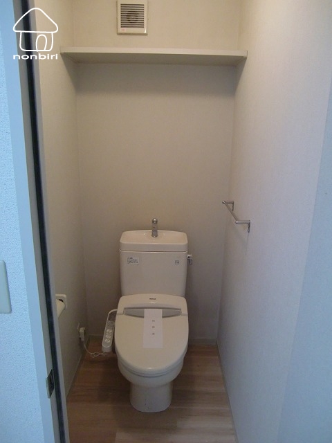 トイレ　トイレの棚にはトイレットペーパーがおけます