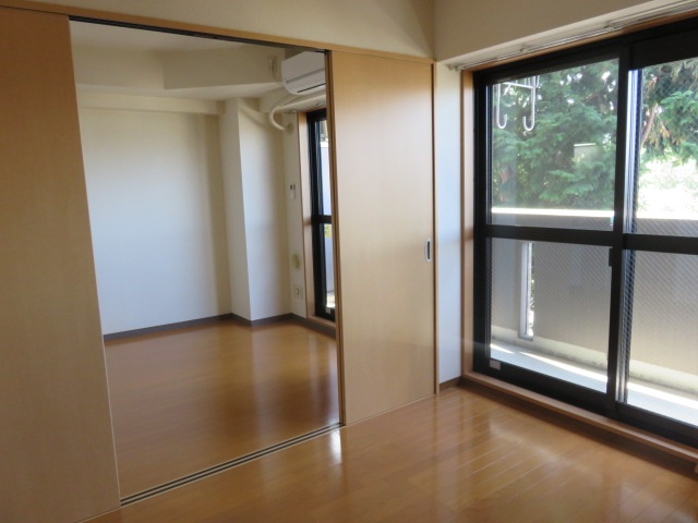 岸根公園サザンヒルズ2号館の居間写真