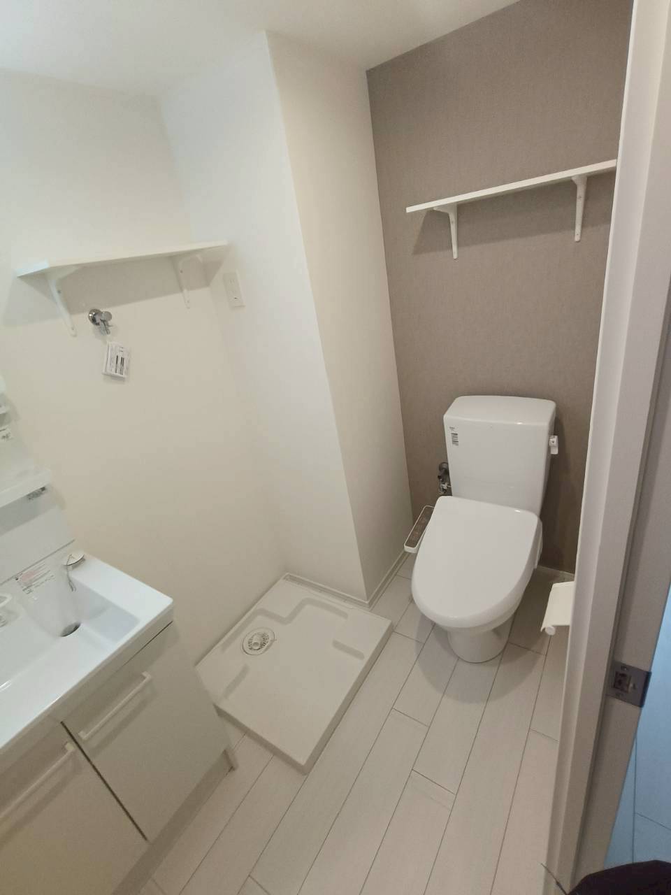トイレ　落ち着いた色調のトイレです