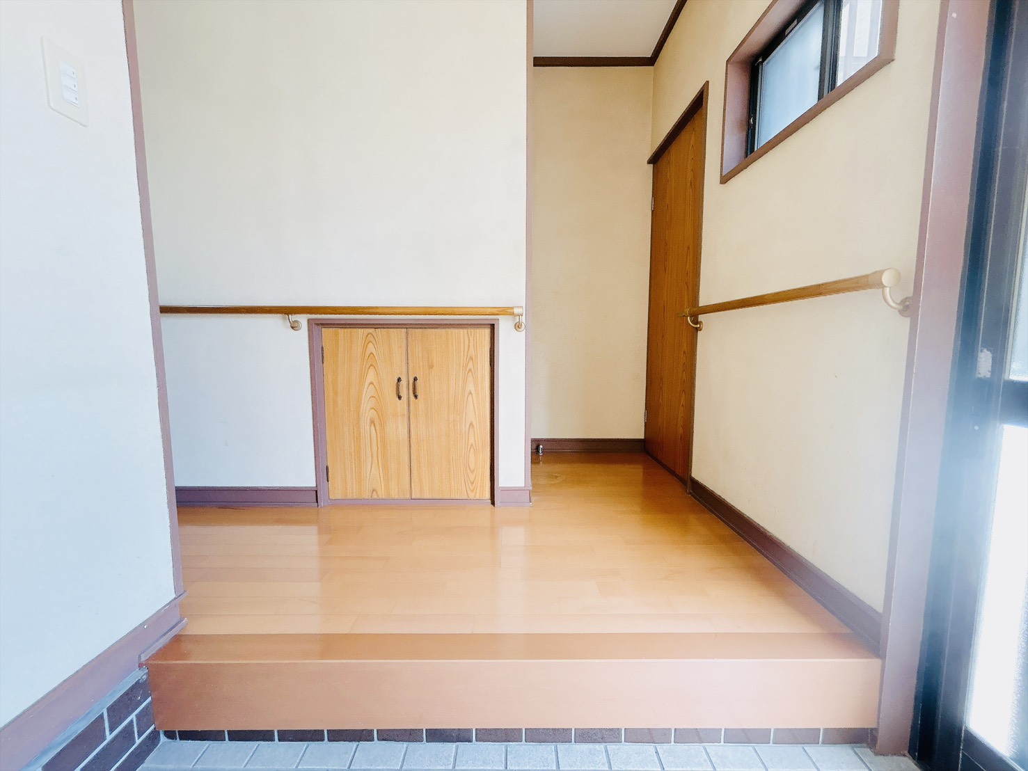 南海本線 尾崎駅 徒歩12分 2階建 築48年の玄関写真