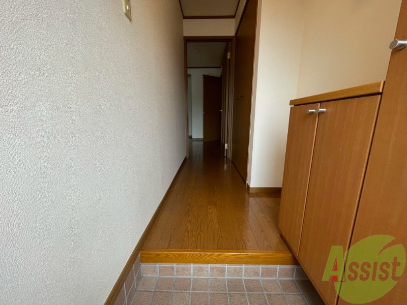 玄関　こちらは玄関になります。右側にはクローゼットあります。