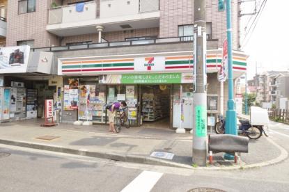 コンビニ　セブンイレブン 世田谷松原駅前店（コンビニ）まで107m
