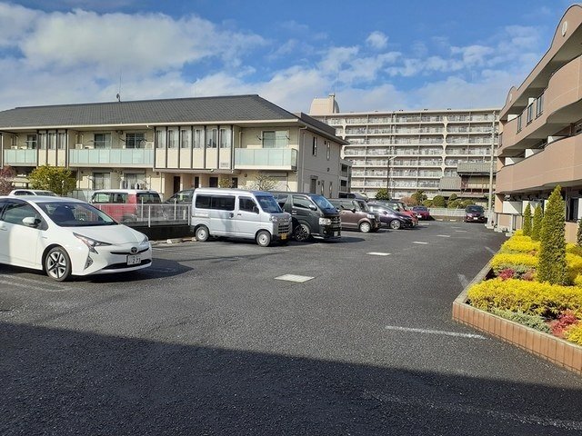 駐車場　駐車場があるので、車を買う予定の方も安心です