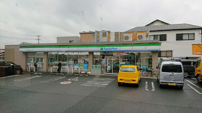 コンビニ　ファミリーマート 茅ヶ崎小和田三丁目店（コンビニ）まで300m