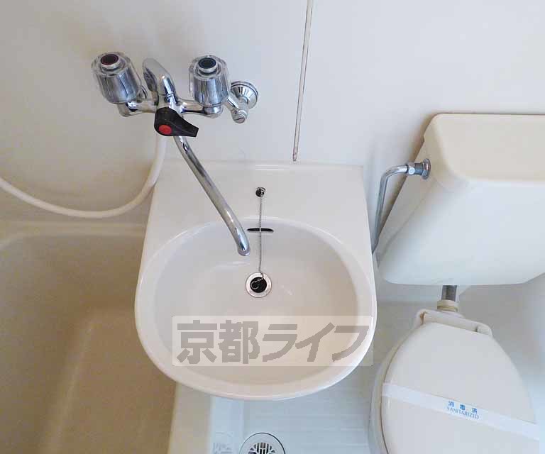 洗面設備　綺麗な洗面台です。