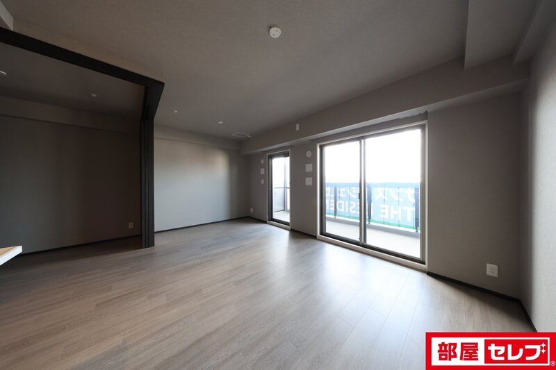 プレサンスロジェ上前津駅前 THE RESIDENCEの居間写真